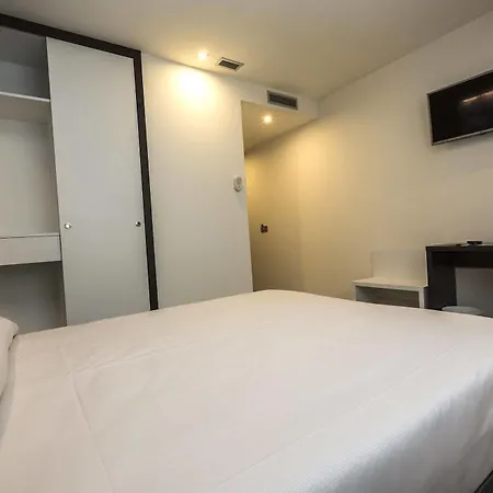 La De Roces Hotel *