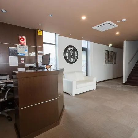 Hotell La De Roces *